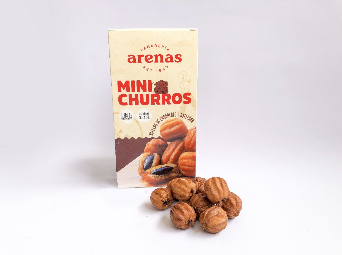 Mini churros recién horneados, crujientes y espolvoreados con azúcar y canela.